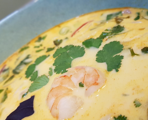 „Tom Kha Gung“ – Thailändische Zitronengrassuppe mit Kokosmilch, Garnelen und Duftreis