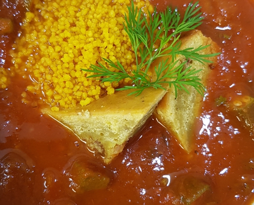 Scharfe Tomatensuppe mit Okraschoten, Orangencouscous und Bananenbrot