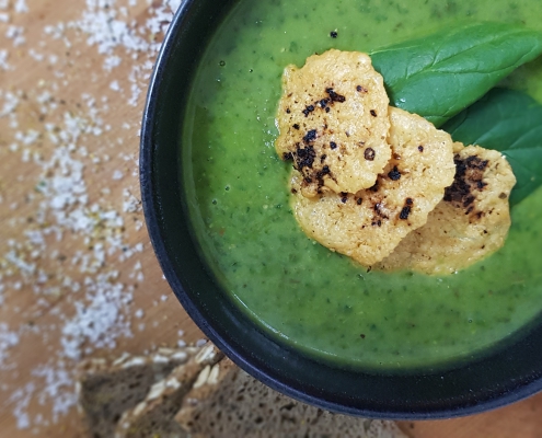 Kartoffel-Spinatsuppe mit gebratenen Champignons und Parmesanchips