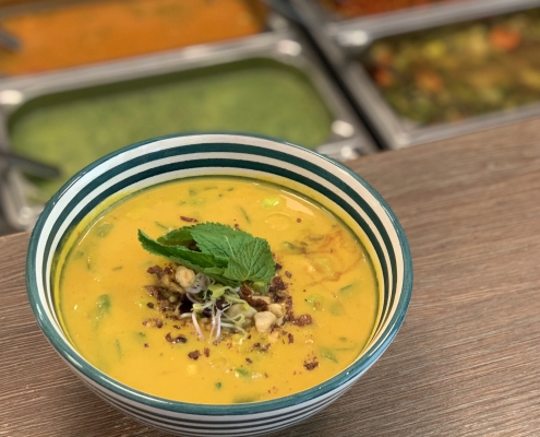 Kürbis-Selleriesuppe mit Gorgonzola, Hibiskussirup und gerösteten Nüssen